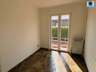 <p><span>HALFOPENBEBOUWING MET 3 SLAAPKAMERS, TUIN EN GARAGE</span></p><p><span>Richtprijs : 325.000 euro</span></p><p><span> </span></p><p><span>Deze woning is ideaal gelegen in de nabijheid van openbaar vervoer en scholen.</span></p><p><span> </span></p><p><span>De woning heeft volgende indeling:</span></p><p><span>Inkomhal met apart toilet, badkamer met bad en dubbele lavabo, 2 slaapkamers en een bureauruimte. </span></p><p><span>Verder treft u de living, eetruimte en de keuken. </span></p><p><span>Achteraan de woning is er een balkon met toegang tot de grote tuin.</span></p><p><span> </span></p><p><span>Op de eerste verdieping treft u nog 1 slaapkamer met uitbreidingsmogelijkheden.</span></p><p><span> </span></p><p><span>De woning is volledig onderkelderd en beschikt over een garage voor 1 wagen. </span></p><p><span>Op de zijkant van de woning is er een ruime oprit aanwezig. </span></p><p><span> </span></p><p><span>De woning wordt verwarmd met centrale verwarming op mazout en beschikt over dubbele beglazing in PVC.</span></p><p><span> </span></p><p><span>Voor info of bezoek bel Louis op 0472/29.25.04 of stuur een mail naar louis@svena.be.</span></p><p><span> </span></p><p><span>Stedenbouwkundig uittreksel/inlichtingen in aanvraag!</span></p><p><span>Deze gegevens zijn louter informatief en wij kunnen niet aansprakelijk gesteld worden voor eventuele onjuistheden.</span></p><p><span>De bewoonbare oppervlakte is slechts indicatief.</span></p><p><span> </span></p>