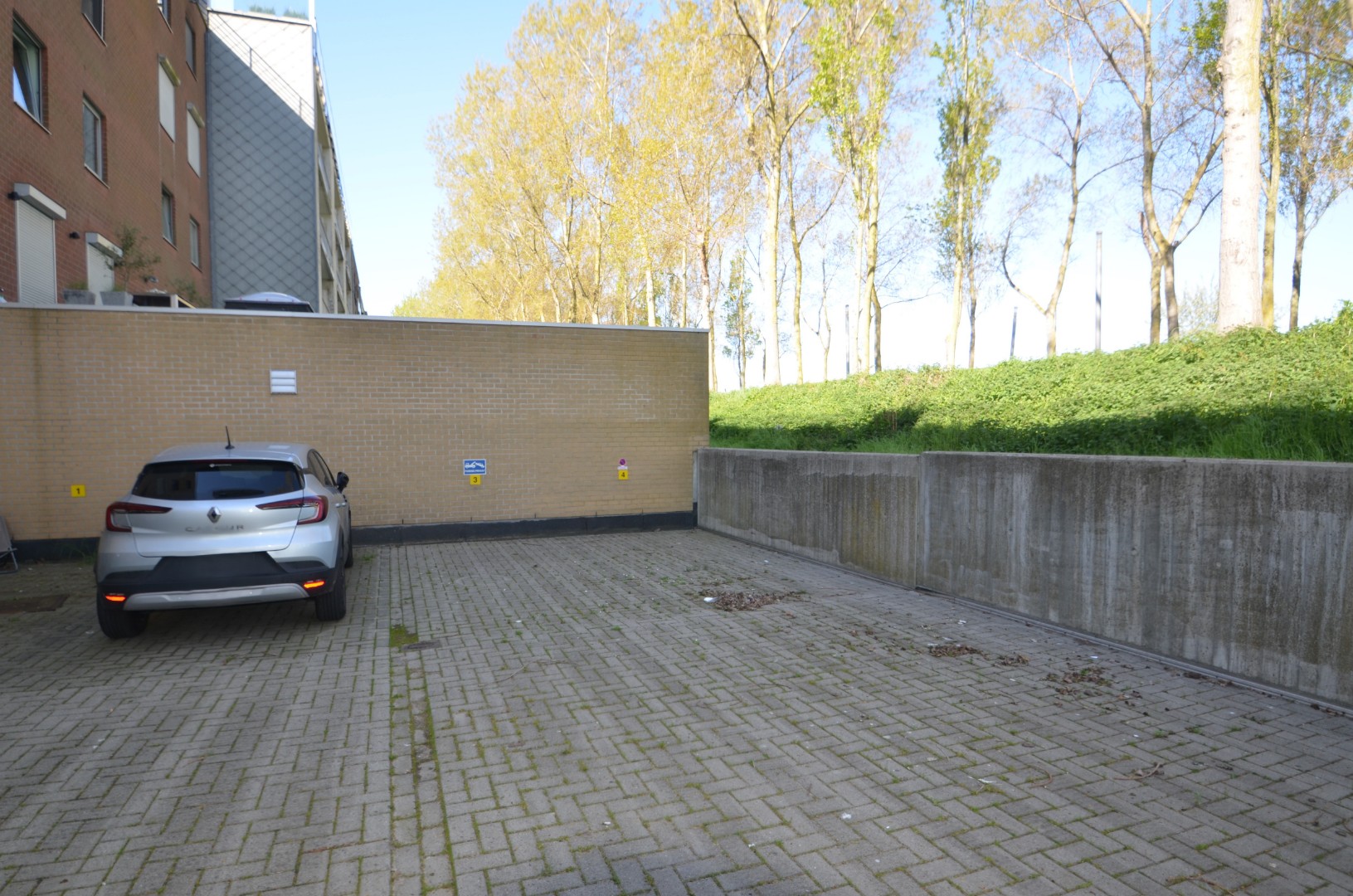 Ruime staanplaats, afgesloten terrein, vlot inrijden. - foto 2