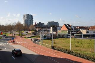 Lichtrijk appartement met een ruim zonnig terras gelegen in een prestigieuze residentie nabij het commercieel centrum.Indeling: Ruime inkom met...