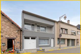 Immo Van Middelem verkoopt deze op te frissen instapwoning gelegen in het centrum van Sint-Katherina-Lombeek (Ternat), op wandelafstand van tal...