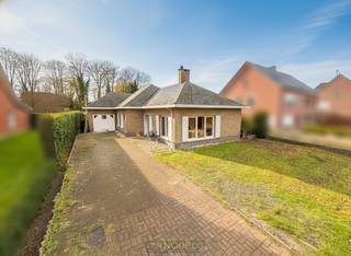 TE RENOVEREN BUNGALOW OP RUSTIGE LOCATIE IN DE DORPSKERN VAN ASPER, DEELGEMEENTE VAN GAVERE. DE WONING BESCHIKT REEDS OVER VERNIEUWDE...