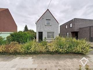 Deze woning is gelegen in een rustige straat met optimale verbinding naar de E403, het stadcentrum en nog veel meer! <br /><br />De indeling is als volgt: oprit - voortuin - leefruimte/living - kelder - aparte keuken - badkamer met apart toilet. <br />Verdiep 1: twee slaapkamers.<br />Diepe tuin met aparte garagebox en tuinhuis. <br /><br />Troeven:<br />- Voldoende parkeergelegenheid in de omgeving<br />- Diepe tuin <br />- Ruime garage <br />- Toegang via de zijkant van de woning naar tuin en garage<br /><br />Contacteer ons vandaag nog voor meer info!