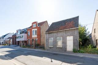<p>In de Polenstraat te Sleidinge, bevindt zich deze uitzonderlijke eigendom met een totale grondoppervlakte van maar liefst 929 m².<br />Het betreft twee woningen die samen een mooie opportuniteit bieden voor zowel totaalrenovatie als projectontwikkeling.<br /><br />Dankzij de gunstige ligging en de ruime perceeloppervlakte is dit pand uitermate geschikt voor ontwikkelaars.<br />Volgens de geldende mogelijkheden kan deze site aangewend worden als projectgrond voor de realisatie van 6 appartementen in combinatie met een handelspand (onder voorbehoud van de nodige vergunningen).<br /><br />De centrale ligging zorgt voor een vlotte bereikbaarheid, nabijheid van winkels, openbaar vervoer en verbindingswegen, wat deze locatie extra interessant maakt voor residentiële en commerciële invulling.<br /><br />Een eigendom met veel potentieel, ideaal voor investeerders of projectontwikkelaars die op zoek zijn naar een strategisch gelegen locatie.<br /><br /><u>Polenstraat 2</u><br />Grondoppervlakte: 210 m²<br />EPC F-label (1.365 kWh/m² jaar)<br />P-score en G-score: C<br /><br /><u>Polenstraat 4</u><br />Grondoppervlakte: 719 m²<br />EPC E-label (457 kWh/m² jaar)<br />P-score en G-score: C<br /><br />Wilt u deze eigendom en zijn troeven zelf ontdekken, neem dan zeker contact op voor het plannen van een bezoek ter plaatse.<br /><strong><u>Interesse?</u></strong> Contacteer Steffi telefonisch op 0498/50.50.94 of per mail steffi@vastgoeddevos.be </p>