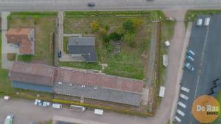 LOKEREN - Landelijk gelegen bedrijfswoning met stallencomplex<br /><br />Deze gunstig gelegen hoeve in bungalowstijl, te renoveren naar eigen smaak, bevindt zich op een perceel van 3.942 m². De eigendom geniet een rustige, landelijke ligging, maar ligt tegelijk dicht bij belangrijke verbindingswegen zoals de E17 en R4. Beervelde-dorp bevindt zich op korte afstand, terwijl Lokeren en Lochristi slechts ongeveer 10 minuten rijden zijn.<br /><br />De woning is opgetrokken in bungalowstijl en beschikt over een praktische indeling. Je komt binnen in een lichtrijke, ruime centrale inkomhal die toegang biedt tot de woonkamer, keuken, drie slaapkamers, toilet en badkamer. Daarnaast is er een aanpalende garage en een zolderruimte, die ideaal dienst kan doen als extra berging.<br /><br />De woning wordt verwarmd op stookolie. Bovendien beschikt het pand over een kruipruimte en een aparte oprit die rechtstreeks toegang biedt tot het stallencomplex.<br /><br />De eigendom is gelegen in agrarisch gebied, waardoor ze uitsluitend bestemd is voor landbouwactiviteiten. Een louter woongebruik zonder landbouwfunctie is in deze zone momenteel niet toegestaan. De mogelijkheid om de site om te vormen tot een particuliere eengezinswoning met loods wordt momenteel onderzocht bij de stad Lokeren.<br /><br />Achteraan het perceel bevindt zich een ruim stallencomplex, bestaande uit acht compartimenten van telkens circa 50 m² en een grote centrale stal van ongeveer 375 m². De totale afmetingen van de stal bedragen ongeveer 55 meter lang en 15,5 meter breed.<br /><br />Interesse om de woning te bezoeken? Neem contact op via 053/60.65.60 voor een afspraak.