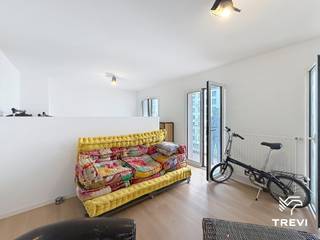 <p><strong>BRUSSEL – In de Tour &amp; Taxis-wijk en in de directe nabijheid van winkels en openbaar vervoer, in het recente "Canal Wharf", appartement met slaaphoek van ±53m² bewoonbare oppervlakte gelegen op de 4e verdieping. Het appartement bestaat uit een inkomhal met aansluiting voor een wasmachine, een lichte woonkamer van ±16,5m² met toegang tot een aangenaam terras van ±5,5m², een open ingerichte keuken (oven, kookplaat, dampkap, koelkast/vriezer, vaatwasser), een mooie slaaphoek van ±11m² en een douchekamer (douche, wastafel, toilet). Provisie voor lasten van € 110/maand (warm water, verwarming, gemeenschappelijke delen). EPC B! Beschikbaar vanaf 01/11/2026. Afmetingen worden ter indicatie gegeven.</strong></p>
<p> </p>
<p><u>Op de 4<sup>e</sup> verdieping:</u></p>
<ul>
<li>Inkomhal met aansluiting voor wasmachine</li>
<li>Woonkamer van ±16,5m² (4,25 x 3,91) met toegang tot terras van ±5,5m²</li>
<li>Open ingerichte keuken (oven, kookplaat, dampkap, koelkast/vriezer, vaatwasser)</li>
<li>Slaaphoek van ±11m² (2,82 x 3,91)</li>
<li>Douchekamer (douche, wastafel, toilet)</li>
</ul>