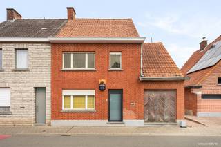 Te renoveren halfopen woning met veel potentieel en 2 garages.Bent u op zoek naar een woning die u volledig naar eigen smaak kan renoveren? Deze...