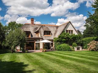 This beautiful 424 m² country house is located in the exclusive Deurle neighborhood, on a 2,101 m² plot.The interior, decorated in soft, neutral...