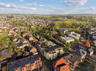 <span>**6%BTW**Dit stijlvolle appartement maakt deel uit van het unieke woonproject Valléa. Hier geniet u van een perfecte balans tussen rust, natuur, voorzieningen en modern wooncomfort. Het appartement bevindt zich op de eerste verdieping van een kleinschalige residentie en heeft een bewoonbare oppervlakte van ruim 78m². Het appartement beschikt over een gezellige woonkamer met open keuken, die volledig naar eigen smaak kan worden afgewerkt. Aansluitend aan de leefruimte vindt u een wesrgericht terras van 8m². Verder omvat dit energiezuinige appartement een badkamer met keuze tussen inloopdouche of ligbad, een apart toilet, een praktische bergruimte en en een slaapkamer aan de rustige achterzijde van het gebouw. De doordachte architectuur zorgt voor een optimaal ruimtegebruik met een moderne en exclusieve uitstraling. Met innovatieve technieken zoals een geothermische warmtepomp en zonnepanelen voldoet het aan de strengste normen op vlak van energiezuinigheid. Valléa combineert hedendaagse architectuur met een kleinschalige, exclusieve opzet. Geschikt voor zowel eigen bewoning als interessante investeringsopportuniteit. Wilt u meer weten? Plan uw werfbezoek of vraag meer informatie aan via Info@homies.be of 016 22 82 22.</span>