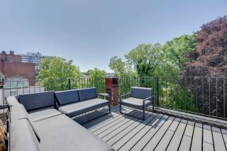 Zoekt u iets werkelijks unieks?<br />Dit appartement bevindt zich op de statige Mechelsesteenweg in een recente totaal-renovatie.<br /><br />Uitstekende locatie voor wie graag in Antwerpen wenst te wonen, vlakbij het centrum en toch gemakkelijk bereikbaar.<br />Dichtbij allerhande winkels, openbaar vervoer en tal van parken.<br /><br />Op de 2 bovenste verdiepingen van een charmant gebouw op de Mechelsesteenweg vinden we deze prachtige duplex.<br /><br />Bij het betreden van het appartement zal de prachtige afwerking en oog voor detail u het eerste opmerken.<br /><br />Naast de inkom vinden we een vestiaire en een gastentoilet met design handenwasser terug.<br /><br />Vooraan het appartement vinden we de volledige geïnstalleerde keuken terug, voorzien van toestellen van hoogwaardige merken en een prachtig werkblad. Dankzij het keukeneiland zal de keuken het hart vormen van uw appartement waar u vrienden en familie kan uitnodigen voor een geweldig diner.<br /><br />Vanuit de leefruimte hebt u toegang tot een riant zonneterras van ca. 30m2.<br /><br />Aan de achterkant van het appartement vinden we een ruime slaapkamer terug voorzien van een douche en een wastafel met onderbouwkasten.<br /><br />Op de bovengelegen verdieping vinden we eveneens een slaapkamer terug met eigen sanitair.<br /><br />Troeven:<br /> - Visgraat parket<br /> - Vloerverwarming<br /> - Grote kelderberging inbegrepen in de prijs<br /> - Recente totaalrenovatie: nieuw dak + isolatie, vloerisolatie, nieuwe lift, etc.<br /><br />Interesse?<br />Contacteer LISTED: +32 3 283 51 51.