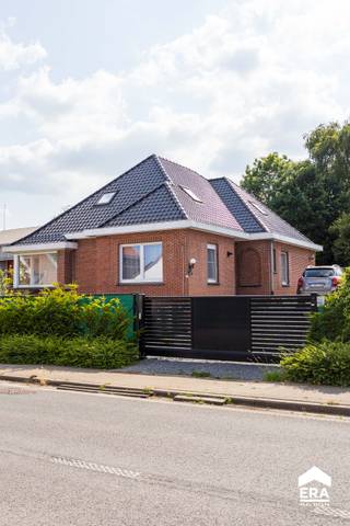 Ruime gezinswoning te koop in HeuvellandOver de woning:Deze kloeke open bebouwing biedt een ideale leefomgeving voor gezinnen die op zoek zijn naar...