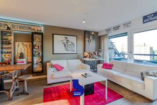 We bevinden ons in de rustige stadsrand van Brugge.<br />Waar cultuur, winkels, sportgelegenheden en Brugse zot allemaal op een steenworp liggen.<br /><br />Trek samen met ons je stoute schoenen aan en ga mee op bezoek.<br />Dit appartement beschikt over enkele troeven als:
<ul>
	<li>Gemeenschappelijke tuin</li>
	<li>Ruim terras</li>
	<li>2 slaapkamers</li>
	<li>Elektriciteit conform</li>
	<li>Gunstig EPC 'B' label</li>
	<li>Ligging</li>
</ul>
De indeling is als volgt: inkomhale met gastentoilet, leefruimte met terras en keuken. Op de volgende verdieping bevinden zich 2 slaapkamers en de badkamer.<br />Een garage in het gebouw is beschikbaar en wordt aangeboden bovenop de vraagprijs (€ 50.000).