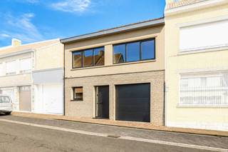 Cette maison familiale magnifiquement rénovée située au 43 de la Pottestraat à Poperinge a été démolie de la tête aux pieds ; il s'agit en fait d'une maison neuve avec une veste existante.<br />Avec un label EPC B favorable, une finition de haute qualité et la possibilité d'acheter avec des frais d'inscription réduits de 2 %, il s'agit d'une opportunité unique sur le marché immobilier !<br /><br />Composé de :<br />Rez-de-chaussée : <br />Hall d'entrée avec placards intégrés - Toilettes séparées - Cuisine équipée de façon moderne avec plaque à induction, four, réfrigérateur, lave-vaisselle, placards intégrés - un salon confortable et lumineux avec coin repas donnant sur le jardin - Garage/buanderie avec portail sectionnel automatique, espace pour vélos<br /><br />Premier étage : <br />3 chambres spacieuses (11+14+19 m²) avec beaucoup de lumière naturelle.<br />Une salle de bain moderne avec une double vasque encastrée et une douche à l'italienne confortable - WC séparés<br /><br />Deuxième étage (grenier) : <br />Accessible par un escalier fixe. <br />Voici une 4e chambre complète, plus une grande pièce de rangement/polyvalente qui peut parfaitement servir de salle de loisirs, de bureau à domicile ou même de 5e chambre.<br /><br />À l'arrière, vous trouverez un jardin confortable et entièrement clos où vous pourrez profiter du plein air en toute tranquillité et en toute intimité.<br /><br />Caractéristiques de cette propriété à vendre :<br />* Étiquette EPC B <br />* 12 panneaux solaires<br />* Chauffage au sol<br />* Garage spacieux<br />* 4 à 5 chambres<br /><br /><br /><br />Le bien est proposé selon la formule Pre-sale. Du 21/08/2026 09:00 au 28/08/2026 18:00, vous pouvez visiter la maison sur rendez-vous et faire une offre. Le prix affiché est un prix indicatif. Pour plus d'informations, veuillez contacter le responsable du dossier.<br /><br />Registre des mesures: non
