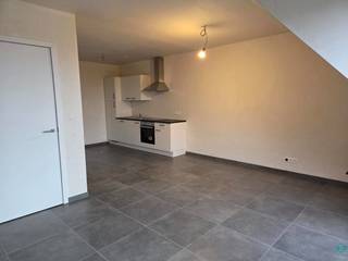 <p><span><strong>Nieuwbouwappartement met 2 slaapkamers, terras en 2 autostaanplaatsen.</strong></span></p>
<p>Bij het betreden van dit prachtige nieuwbouwappartement komt u eerst in de inkomhal, die eerder als praktische sas functioneert en meteen het gastentoilet herbergt. Vanuit hier loopt u rechtstreeks door naar de open keuken, mooi langs één wand geplaatst en volledig uitgerust met moderne toestellen zoals een inductiekookplaat, koelkast met vriesvak en vaatwasser, aangevuld met voldoende opbergruimte voor al uw keukengerei. De keuken gaat naadloos over in de ruime leefruimte, waar grote ramen een prachtig groen uitzicht bieden en het geheel een lichte, open sfeer creëert. Vanuit de leefruimte heeft u toegang tot het noordwestelijk georiënteerde dakterras, perfect om te genieten van de namiddag- en avondzon, zonder overkapping.</p>
<p>Naast de keuken bevindt zich de eerste slaapkamer, ideaal voor gasten of als bureau. Via de interne trap bereikt u de eerste verdieping van dit duplexappartement, waar een ruime hoofdslaapkamer wacht. Op deze verdieping vindt u tevens de badkamer, uitgerust met een badkamermeubel met enkele wastafel en een aparte douchecabine.</p>
<p>Praktisch ingedeeld, beschikt het appartement ook over een aparte bergruimte waar de warmtepomp is ondergebracht, en waar tevens de aansluiting voor de wasmachine voorzien is.</p>
<p>Het appartement beschikt over twee autostaanplaatsen: één buiten achteraan de residentie en één veilig binnenin. De autostaanplaatsen beschikken tevens over de mogelijkheden tot het opladen van elektrische of hybride voertuigen.<br /><br /><span><strong>Huurprijs</strong></span>: €1095,00 per maand.<br /><br /><span><strong>Beschikbaarheid</strong></span>: bij oplevering (medio maart 2026).<br /><br /><span><strong>EPB in opmaak.</strong></span></p>