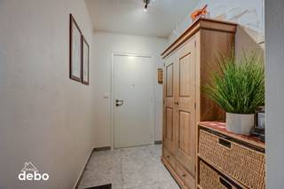 <strong>Lichtrijk en verzorgd wonen met terras en dubbele garage</strong><br />Dit verzorgd appartement op de tweede verdieping heeft een aangename, open indeling en is volledig instap klaar. De lichtrijke leefruimte sluit mooi aan op de open keuken, waardoor je een ruim en gezellig geheel krijgt met toegang tot het terras.<br />Verder zijn er twee slaapkamers, een praktische berging, een volledig vernieuwde badkamer met douche en een apart vernieuwd toilet. Het appartement is afgewerkt met laminaat, beschikt over een condensatieketel op gas en heeft EPC B. De tellers voor gas en elektriciteit zijn afzonderlijk.<br />Bij het appartement hoort een dubbele garage van ongeveer 24 m² met twee poorten naast elkaar en zonder tussenwand. Ook is er een gemeenschappelijke fietsenberging en een lift in het gebouw.<br />Een verzorgd appartement met een goede indeling, veel comfort en geen directe werken nodig. Ideaal voor wie gewoon wil verhuizen en meteen wil wonen.<br /><strong>Kom het zelf ontdekken tijdens een bezoek. Contacteer Katrien 0495 53 48 65 voor een afspraak.</strong><br /> 
