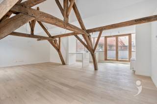 <p><span>Verkoop onder het btw-stelsel.</span><span> </span></p><p><span> </span></p><p><span>Droomt u van een exclusieve woonst in een uniek historisch kader? Dan is deze uitzonderlijke penthouse in het prestigieuze </span><span>Burenberg Monastery</span><span> zonder twijfel een buitenkans. <br />Gelegen op de tweede verdieping van het zorgvuldig gerenoveerde kloostergedeelte, combineert deze unieke residentie de authentieke charme van een beschermd erfgoed met het comfort en de luxe van hedendaags wonen. </span></p><p><span> </span></p><p><span>Met een bewoonbare oppervlakte van </span><span>133 m²</span><span> en een </span><span>zuidgericht terras van 18,60 m²</span><span> geniet u dagelijks van een adembenemend uitzicht op het historische klooster en de serene binnentuin. Hoge plafonds, grote raampartijen en de indrukwekkende originele houten dakstructuur elementen zorgen voor een unieke woonbeleving die u nergens anders vindt. </span></p><p><span> </span></p><p><span>Bij het betreden van het appartement wordt u verwelkomd in een ruime inkomhal, de hal geeft toegang tot het gastentoilet en de eerste slaapkamer. De hal leidt u verder naar de indrukwekkende leefruimte, waar de prachtig bewaarde houten dakconstructie elementen onmiddellijk alle aandacht opeist. De royale volumes en het overvloedige natuurlijke licht creëren een warme en tegelijk imposante sfeer. Aansluitend bevindt zich de volledig geïnstalleerde keuken, afgewerkt met hoogwaardige materialen die doorheen het volledige appartement werden doorgetrokken. Dankzij de grote ramen geniet u ook hier van een prachtig zicht op het klooster en heeft u rechtstreeks toegang tot het zuidgerichte terras. </span></p><p><span> </span></p><p><span>Verder beschikt het appartement over een stijlvolle bureauruimte, een dressing, een luxueuze badkamer én een ruime berging die voorzien is van de nodige aansluitingen voor was en droogmachine. Via de trap in de bureauruimte bereikt u de mezzanine, hier werd een prachtige tweede slaapkamer ingericht, waar opnieuw de originele houten dakstructuur elementen volledig tot haar recht komt. Deze unieke ruimte ademt karakter en authenticiteit en beschikt bovendien over een afzonderlijk toilet. </span></p><p><span> </span></p><p><span>Bij het appartement is er een ruime </span><span>autostaanplaats reeds inbegrepen</span><span>, afzonderlijk kan er een tweede staanplaats worden aangekocht aan </span><span>35.000 (exclusief btw).</span><span> Daarnaast beschikt het appartement over een ruime privatieve berging (7.500 exclusief btw) en een gemeenschappelijke fietsenstalling. </span></p><p><span> </span></p><p><span>Interesse in deze unieke penthouse? </span><span>Contacteer ons via 016 15 31 15 of info@immolivit.be.</span><span> </span></p><p><span> </span></p>