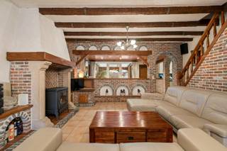 Ben je op zoek naar een ruime woning met gezellige tuin? GEVONDEN!!!<br />De nabijheid van het station Heizijde, scholen, winkels & horeca vullen de lijst van pluspunten Verder aan. Vanuit de woning ben je op slechts 30min in Brussel.<br /><br />Deze woning kenmerkt op de benedenverdieping de ruime woonkamer met eetplaats, de garage met automatische poort, de keuken (oven, ker. kookplaat, koelkast, 1,5 spoelbak), het apart toilet en de badkamer met enkele wastafel in meubel en douche.<br />Op de eerste verdieping zijn er 3 slaapkamers (1 met dressing) aanwezig. Verder is er nog een droge kelder en een extra berging aanwezig.<br /><br />TROEVEN IN EEN NOTENDOP:<br /> - TOPPER in zijn prijsklasse!<br /> - Ook mogelijk als investering!<br /> - Zonnepanelen (met groenestroomcertificaten)!<br /> - Uitstekende locatie!<br /> - Parkeermogelijkheden!<br /> - Gezellige tuin!<br /><br />Meer informatie/een bezoek? Maak eenvoudig jouw afspraak op WWW.WOONVAST.BE of contacteer Jonas op 0468 19 11 62 of via jonas@woonvast.be