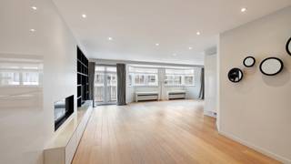 Uitzonderlijk ruim en hedendaags appartement van 163 m² op toplocatie in het hart van Knokke, op wandelafstand van het strand en de winkels, gelegen in een stijlvolle residentie uit 2010.<br />Indeling: ruime inkomhal met vestiaire en gastentoilet. Zeer lichtrijke woon- en eetkamer met gashaard, een gevelbreedte van maar liefst 11 meter en toegang tot twee terrassen. Moderne open keuken uitgerust met alle toestellen en een gezellige ontbijthoek. Aansluitend een praktische berging/wasplaats.<br />De master bedroom beschikt over een dressing en een en-suite badkamer met bad, toilet en dubbele lavabo. Daarnaast is er een tweede ruime slaapkamer, een aparte douchekamer en een derde slaapkamer met eigen badkamer (bad en lavabo) en technische berging. Alle slaapkamers bieden toegang tot het achterliggende terras en zijn uitgerust met automatische rolluiken.<br />Twee privatieve kelderbergingen en fietshaken.