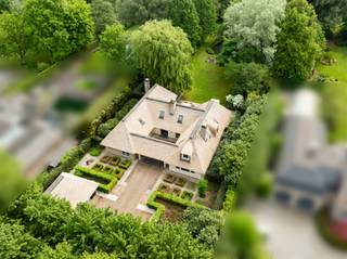 Deze exclusieve villa met rieten dak is ontworpen door architect Peter de Clercq Zubli, die ook tekende voor iconische projecten zoals...