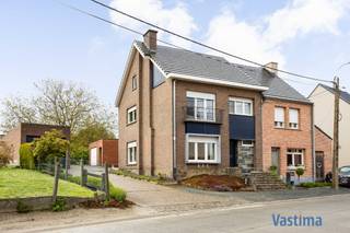 Bent u op zoek naar een woning met loods en grote tuin? Dat mag u deze unieke kans niet laten voorbijgaan!Deze solide woning dient naar eigen smaak...