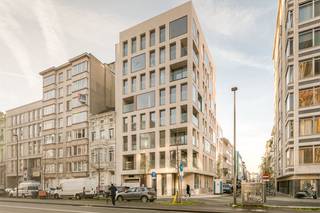 Ontdek dit stijlvol appartement op de derde verdieping van de residentie C10, ideaal gelegen aan de Charlottalei. Met een bewoonbare oppervlakte van ca. 92 m² en een aangenaam terras, biedt deze woonst het perfecte evenwicht tussen comfort, licht en stedelijke elegantie.<br /><br />Centrale ligging te Antwerpen op wandelafstand van het Stadspark, de Meir en de Keyserlei met hun levendige horeca en winkels. Tegelijk zijn de invalswegen vlot bereikbaar, wat dit appartement ideaal maakt voor wie het stadsleven wil combineren met mobiliteitsgemak.<br /><br />Je komt binnen in de inkomhal die voorzien is met een handige vestiairekast. De leefruimte geniet van een natuurlijke lichtinval dankzij de kamerhoge ramen en biedt directe toegang tot het zonnige terras. De volledig geïnstalleerde, open keuken is uitgerust met moderne toestellen en vormt één harmonieus geheel met de leefruimte. Aansluitend bevindt zich een praktische berging met aansluiting voor wasmachine en droogkast. Tot slot beschikt het appartement over twee ruime slaapkamers en badkamer met inloopdouche en dubbel lavabomeubel.<br /><br />De algemene kosten bedragen €75 per maand. Beschikbaar vanaf 15/07/2026.<br /><br />Bent u op zoek naar een kwalitatief afgewerkt appartement op een toplocatie in het centrum van Antwerpen?<br />Neem dan gerust contact op voor meer informatie of een bezoek: 03 225 00 68 of laura@wellimmo.net