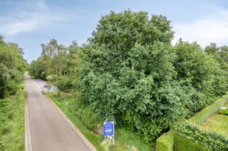 <div>
<p><span><strong>Bouwgrond voor open bebouwing op een perceel van 16a 76ca te koop in Tessenderlo-Ham</strong><br /><br />Op de Rietweg in Tessenderlo-Ham (ook wel gekend als vroeger de Genebosstraat), vinden we deze leuke bouwgrond voor open bebouwing terug. De bouwgrond heeft mooie oppervlakte van 16a 76ca. Het perceel is gelegen op een zeer gunstige ligging in een groene omgeving. Het centrum van Tessenderlo-Ham met al haar winkels, supermarkten, scholen en horeca bevindt zich op fietsafstand. De op- en afrit van de E313 bevindt zich op slechts enkele minuutjes rijden.<br /><br /><u>Bouwvoorschriften</u><br /><br />De maximale bouwdiepte bedraagt 17 meter gelijkvloers, waardoor er een ruime tuin behouden blijft. Op de verdieping is een bouwdiepte van maximaal 13 meter toegestaan.<br /><br />Er geldt een maximale bouwhoogte van twee bouwlagen. De kroonlijsthoogte bedraagt maximum 7 meter vanaf de dorpel.<br />De dakvorm is vrij te kiezen, een plat of hellend dak met een helling van maximum 45°. <br /><br />Kelders en andere ondergrondse ruimtes zijn niet toegestaan, wel moet onder het hoofdgebouw een overstroombare kruipruimte worden aangelegd.<br /><br />Vrijstaande bijgebouwen zijn mogelijk met een maximale oppervlakte van 40m², maximaal één bouwlaag en met een plat of hellend dak. Ook carports zijn toegestaan.<br /><br /><u>Inplanting</u><br /><br />De bouwvrije zijtuinstroken bedragen minimum 5 meter.<br />Het perceel heeft een diepte van 42,72 meter en een breedte van 29,15 meter. <br /><br />Spreekt deze leuke bouwgrond jullie aan? Contacteer ons via info@bosmanvastgoed.be voor meer informatie. Wij helpen je graag verder! <br />De bouwvoorschriften, het inplantingsplan en de bijhorende documenten kan u opvragen bij ons.</span></p>
</div>