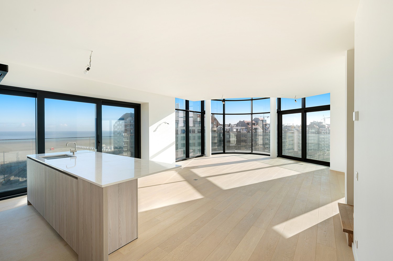 Stijlvolle duplex met zeezicht te koop in de iconische Heldentoren te Heist - foto 1