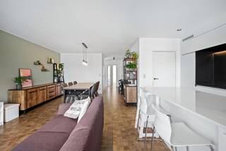 Op een centrale locatie te Koningshooikt bevindt zich dit recent appartement (2017) met 2 slaapkamers en een westgericht terras. Het appartement is gelegen op de tweede verdieping. U bevindt zich hier vlakbij het centrum met winkels, scholen en het openbaar vervoer.<br /><br />We betreden het appartement via de inkomhal met apart gastentoilet. De gezellige leefruimte geniet van veel lichtinval door de grote raampartijen. Deze kan u inrichten met een gezellige zithoek en een aparte eetplaats. Hier is de moderne open keuken mooi geïntegreerd in het geheel en voorzien van de voornaamste toestellen. Aangrenzend aan de keuken bevindt zich de berging/wasplaats. Verder geeft de hal ons toegang tot 2 slaapkamers en de badkamer, voorzien van dubbele lavabo en inloopdouche. Op het westgerichte terras kan u steeds in alle rust en privacy genieten van het mooie weer. Het appartement is voorzien van airconditioning en een ventilatiesysteem C. U beschikt ook nog over een ondergrondse staanplaats en een praktische kelderberging. De EPC-score bedraagt slechts 87 kWh/m²/jaar en de elektriciteit is conform. <br /><br />Het appartement is beschikbaar vanaf 1 maart 2027.<br /><br />Dit is een uitstekende opportuniteit als u op zoek bent naar een recent appartement met 2 slaapkamers te Koningshooikt. Contacteer ons voor meer informatie op 0472 82 80 66 of neem een kijkje op www.boonstravastgoed.be .<br /><br />Bijzonderheden:<br />- EPC A<br />- Zonnig terras<br />- Uitstekende bereikbaarheid