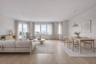 Dit ruime hoekappartement bevindt zich op een zeer gunstige ligging: vlakbij winkels, supermarkten, strand, Maria Hendrikapark ('t bosje) en openbaar vervoer.<br />Het appartement werd door de jaren heen perfect onderhouden en is ingedeeld als volgt:<br />- op de 6e verdieping: inkomhal met plaats voor vestiairekast, lichtrijke woonkamer met balkon, ingerichte keuken voorzien van handige kasten, elektrisch fornuis, oven, dampkap en dubbele spoelbak, aansluitende berging met aansluiting voor wasmachine en waterontharder, 3 slaapkamers waarvan één met ingemaakte kasten en terras, badkamer met ligbad en lavabomeubel en apart toilet met handwasbakje;<br />- op de 7e verdieping: zéér ruim zonneterras (90m²), voorzien van een glazen windscherm en 2 handige bergingen;<br />Vanop het terras geniet men van een uniek panoramisch uitzicht!<br />Bovendien is het appartement asbestvrij.<br />Slechts één appartement per verdieping, waardoor het privacygevoel wordt benadrukt!<br />Gemeenschappelijke fietsenberging in het gebouw.<br />Kom de vele troeven van dit unieke appartement ontdekken!