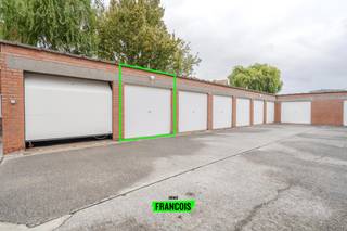 Vlakbij de Grote Markt van Diksmuide, het openbaar vervoer, diverse handelaars, grootwarenhuizen en horeca-aangelegenheden bevindt zich...