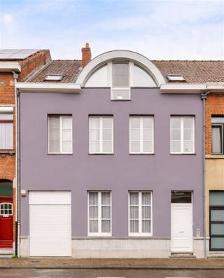 <p><span>Charmante & ruime woning met garage, kangoeroemogelijkheid en gezellige tuin in centrum Wijnegem! Over het park & op wandelafstand van het kanaal.</span></p><p><span> </span></p><p><span>In het hart van Wijnegem bevindt zich deze verrassend ruime en perfect onderhouden rijwoning met garage, gezellige tuin en tal van mogelijkheden. Dankzij de indeling en aparte woonunit op de eerste verdieping is dez woning ideaal voor kangoeroewonen, een inwonend familielid.</span></p><p><span> </span></p><p><span>Bij het binnenkomen betreedt u een verzorgde inkomhal met vestiairekast en gastentoilet. </span></p><p><span>De gelijkvloerse verdieping biedt twee aangename leeftuimtes & eetkamer met ingbouwde kasten.</span></p><p><span>Een ruime & volledig uitgeruste leefkeuken, het echte hart van het huis. Hier vindt u een kwalitatief Boretti gasfornuis met teppanyaki-plaat en 2 ovens, een ingebouwde microgolf, een ruime Boretti koelkast, diepvries en wijnkast. De keuken is bovendien ingericht als echte leefruimte met een gezellige ingebouwde zitbank, vanwaar u een mooi zicht op de tuin heeft.</span></p><p><span> </span></p><p><span>Aansluitend bevindt zich een gezellige en volledig aangelegde tuin met overdekt terras, tuinhuis en wandelpadjes. De tuin is volledig omheind en vormt een ideale plek om in alle rust te genieten.</span></p><p><span> </span></p><p><span>Via de trap bereikt u de eerste verdieping, die momenteel ingericht is als een volwaardig appartement. Deze verdieping beschikt over een leefruimte met gezellige gashaard, keuken, slaapkamer, badkamer en apart toilet. Vanuit de slaapkamer heeft u toegang tot een ruim terras met zicht op het kanaal, wat de verdieping perfect maakt voor kangoeroewonen.</span></p><p><span> </span></p><p><span>De tweede verdieping telt drie slaapkamers waarvan één bijzonder ruime kamer met inloopdressing. Verder is er een comfortabele badkamer met bad en douche, evenals apart toilet.</span></p><p><span> </span></p><p><span>Op de eerste en 2de verdieping is er airconditioning aanwezig.</span></p><p><span>Praktisch is ook de inpandige garage met aansluitende ruime berging, ideaal voor opslag of hobbyruimte.</span></p><p><span>Tevens een droge kelder aanwezig.</span></p><p><span> </span></p><p><span>De gevel van de woning werd recent aangepakt en voorzien van een waterafstotende gevelafwerking, wat bijdraagt aan het verzorgde en duurzame karakter van de woning.</span></p><p><span> </span></p><p><span>Kortom: een veelzijdige en instapklare woning met uitzonderlijk veel ruimte en mogelijkheden, gelegen op een centrale locatie in Wijnegem, dicht bij winkels, scholen en openbaar vervoer.</span></p><p><span> </span></p>