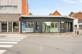 Op zoek naar een zichtlocatie met veel passage voor jouw zaak?Dit commercieel gelijkvloers, gelegen in het centrum van Moorsel, biedt een oppervlakte...