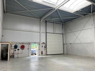 <p>Dans un emplacement facilement accessible le long de la Mechelsesteenweg (N227) à Nossegem, nous proposons à la location une unité PME clé en main de ± 160 m².</p>
<p>La situation est stratégique : à proximité immédiate de l'aéroport de Zaventem, avec un accès direct à l'E40, au ring de Bruxelles (R0) et au centre de Bruxelles. Idéale pour le stockage, la production légère, une combinaison bureau-entrepôt ou des activités de services.</p>
<p><strong>Caractéristiques</strong></p>
<ul>
<li>Superficie : ± 160 m²</li>
<li>Porte sectionnelle</li>
<li>Hauteur libre de 6 m</li>
<li>2 places de parking</li>
<li>Entrée et sortie aisées le long de la chaussée</li>
</ul>
<p><strong>Conditions</strong></p>
<ul>
<li>Loyer : 1.400 EUR/mois (hors TVA)</li>
<li>Provision pour charges générales : 250 EUR/mois</li>
<li>Précompte immobilier : ± 760 EUR/an (à charge du locataire)</li>
</ul>
<p>Intéressé(e) ou envie d'une visite ? Contactez Structura au 02 462 32 000 — nous vous transmettrons volontiers toutes les informations complémentaires.</p>