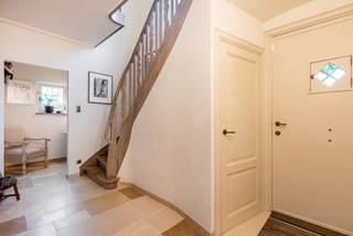 <p><strong>Gelegen in het centrum van Oud-Turnhout: Deze prachtige karaktervilla (architect F. Schoeters) biedt u onder meer 3 slaapkamers, 2 badkamers, 2 (afgewerkte) zolderkamers, prachtige leefkeuken en sfeervolle leefruimtes met zicht op de tuin. Dit alles gelegen op een ruim en diep perceel van ca. 1.560m² met een schitterende, volledige private tuin. </strong></p>
<p><strong>De woning onderging een heel aantal renovaties: vernieuwde elektriciteit en leidingen, dakpannen, oversteken, dakgoten, vernieuwd balkon, vloeren, keuken,... Goedgekeurde elektrische installatie, en EPC-score van 320kWh/m²/jaar (=label D: Geen renovatieverplichtingen). </strong> <br /><br /><span>Gelijkvloerse verdieping</span>: Inkomhal met gastentoilet en vestiaire. Prachtige leefruimte die toegang biedt tot het terras en de tuin. De leefruimte is opgedeeld in een gezellige woonkamer op parket met gashaard, een eetkamer en een goed uitgeruste leefkeuken met Lacanche fornuis en de nodige kwaliteitstoestellen van Miele. Aansluitend een praktische bijkeuken met maatkasten en een inpandige garage. Via een vaste trap heeft men via de inpandige garage toegang tot de 1ste zolder / extra (hobby)kamer. <br /><br /><span>Eerste verdieping</span>: De houten trap in de inkomhal brengt u naar de eerste verdieping. Hier heeft u 3 volwaardige slaapkamers (ca. 14m², 15,6m² en 18,4m²), een gasten- of kinderbadkamer, en een ruime badkamer met ligbad, dubbele wastafel en toilet. De 3e slaapkamer, voorzien van eigen balkon, is momenteel ingericht als bureel. <br /><br /><span>Zolder</span>: Een vlizotrap leidt naar de bovenste verdieping, met daar een 4de kamer (ca. 21m²) en een extra bergzolder.</p>
<p><span>Buitengebeuren:</span> Aan de woning is er een prachtig zonneterras met vijver. Hier is het werkelijk heerlijk vertoeven. Het perceel is volledig omheind en biedt 100% privacy. Parkeren kan in de garage, op de oprit zelf en onder een carport. <br /><br /><span>Bijzonderheden</span>: <br />- Gelijkvloerse verdieping volledig vernieuwd in 2011<br />- Grote kelder opgedeeld in meerdere compartimenten waaronder voorraadkelder, wijnkelder en technische ruimte<br />- Goedgekeurde elektrische installatie <br />- Geslagen waterput met pomp<br />- Elektrische laadpaal <br />- Alarmsysteem <br />- Camerabewaking (buiten)<br />- Surround sound system<br />- Schrijnwerk in hout<br />- Glas in lood, voorzetramen, thermopaneraam<br /><br />Bekijk deze woning via onze interactieve grondplannen: http://deboerenpartners.virtimmocontent.be/start-visit/3928</p>