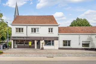 <p>Dit gebouw heeft een gevelbreedte van maar liefst 33 meter en biedt daarmee een grote waaier aan mogelijkheden. Een deel van het gebouw doet momenteel dienst als bakkerij, maar kan mits goedkeuring van een bestemmingswijziging omgevormd worden tot privé woning.</p>
<p>Rust en ruimte zijn slechts 2 van de vele troeven die deze woning biedt. De keuken kan mits een aantal kleine aanpassingen uitgebreid worden naar een grote leefkeuken.</p>
<p>Via de hall komt men in de living met eetgelegenheid, die samen een harmonieus, open geheel vormen en via de glaspartijen voldoende natuurlijk licht binnenlaten. De (trap)hal met aansluitend een gastentoilet, leidt u naar de eerste verdieping. Daar bieden 3 grote slaapkamers – waarvan 1 met airco – u elk op hun beurt voldoende ruimte, waardoor een grote kleerkast kan worden bijgeplaatst.</p>
<p>De nachthal heeft een oppervlakte waarbij nog extra (kast)ruimte kan worden gecreëerd. De badkamer is volledig uitgerust met een hoekbad, douche en dubbele lavabo. Daarnaast is er nog een aparte kamer die kan fungeren als leeshoek, … Ze biedt directe toegang tot het enorme en rustgevend dakterras, waar u in alle privacy kan genieten van de zon.</p>
<p>Op de zolderverdieping van 70 m2 is al deels afgewerkt en biedt nog heel wat mogelijkheden.</p>
<p>We helpen u graag met een gedetailleerde rondleiding, een bezoek zegt immers meer dan 1000 woorden.</p>
<p>Tel 09 274 15 53</p>
<p>Mail floris@cornelis-partners.be</p>