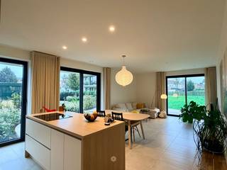 <p><span>GENTBRUGGE </span><span>- Vous recherchez un appartement économe en énergie, de plain-pied, avec une grande terrasse et un jardin privé ?</span></p><p><span>Alors cet appartement est peut-être fait pour vous !</span></p><p><span> </span></p><p><span>Ses principaux atouts en bref :</span></p><ul><li><span>Appartement très économe en énergie</span></li><li><span>Beaucoup de lumière naturelle</span></li><li><span>Grande terrasse de</span><span><sup>44 m²</sup></span><span> avec jardin privé aménagé</span></li><li><span>Chauffage au sol pour un confort de vie optimal</span></li><li><span>Place de parking privative, cave et deux emplacements à vélos en sous-sol</span></li><li><span>Situé dans la résidence Tubel au bord de l'Escaut, près des Gentbrugse Meersen et à seulement 4 km du centre de Gand</span></li></ul><p><span> </span></p><p><span>Voici à quoi ressemble l'appartement :</span></p><p><span>Le hall d'entrée, doté de toilettes séparées, mène au spacieux et lumineux espace de vie avec cuisine équipée, dotée d'un lave-vaisselle, d'un four, d'un congélateur et d'un réfrigérateur.<br />L'appartement dispose également de deux chambres, d'une salle de bains élégante avec douche, lavabo et toilettes, d'une buanderie pratique et d'un local technique séparé.<br />La terrasse de 44 m² est accessible depuis le salon et les deux chambres et donne accès au grand jardin privé.<br />Une place de parking privative, un débarras en cave et deux places dans le parking à vélos souterrain complètent l'ensemble.</span></p><p><span> </span></p><p><span>Important :</span><span><br />Disponible à partir du : 1/01/2027</span></p><p><span>Loyer : €1 100 par mois + €150 de commission. EGW à souscrire séparément.</span></p><p><span>PEP : 14</span><span> kWh/m²/an (classe énergétique : E8)</span></p><p><span> </span></p><p><span>Pour une visite sur place, n'oubliez pas de remplir votre profil de locataire sur <span>www.axellenaerts.be</span></span><span>!</span></p>