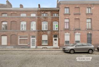 Ontdek deze te renoveren herenwoning, prachtig gelegen aan de Brugse Vesten en vlakbij het station. <br /><br />Op het gelijkvloers bevindt zich een inkomhal die toegang geeft tot de open leefruimte met half afgescheiden voorplaats en aansluitende keuken. Achteraan is er een ruimte met badkamer, die mits herinrichting perfect kan worden omgevormd tot een aangename buitenruimte of stadstuintje.<br /><br />De eerste verdieping omvat een nachthal en twee volwaardige slaapkamers. Op de tweede verdieping bevindt zich een derde slaapkamer, samen met een ruime zolderverdieping waar eenvoudig een extra kamer kan worden gecreëerd.<br /><br />Deze woning biedt heel wat potentieel voor wie graag een karaktervolle stadswoning volledig naar eigen smaak wil renoveren, op een uiterst gegeerde ligging aan de Brugse Vesten.<br /><br />Bovendien is er ook een kelder aanwezig en werd een grootdeel van het raamwerk vernieuwd!<br /><br />Interesse? Neem dan nu contact op met Kenjiro via 0495 64 69 95 of waeles@immofrancois.be! <br /><br />