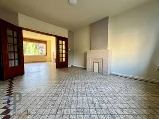 Breng een bezoek aan deze ruime en stevige woning met leuke tuin. Deze woning omvat een garage/berging, gastentoilet en douchekamer. Verder is er een 2-ledige leefruimte met zicht op tuin en terras en achterliggende keukenruimte en bergingen. Op het verdiep zijn er 3 ruime slaapkamers en een badkamer. Via een vaste trap bereiken we de geïsoleerde zolder, onder een nieuw dak, met 1 kamer en een grote zolderruimte (eventueel om te toveren tot extra kamers). Deze woning beschikt eveneens over een droge kelder. De vernieuwing omvat een nieuw dak met zonnepanelen, vernieuwde elektriciteit en boven nieuwe ramen. De ideale basis om hier uw droomwoning te creëren. Voor meer inlichtingen of een bezoek, contacteer Veronique 0483/676579