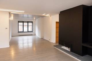 In de www.oostrozebekestraat24.be (url kopiëren en plakken indien doorklikken niet lukt) in <strong>Meulebeke</strong> stellen we jou graag dit <strong>92 m² groot appartement</strong> voor. In 2012 werd een handelswoning omgebouwd tot een residentie met drie woongelegenheden.  De combinatie van ligging, ruimte en betaalbaarheid is een grote troef. Het appartement bestaat uit een erg ruime leefruimte met gassfeerhaard en aansluitend een groot terras, 2 slaapkamers, 1 badkamer en apart toilet. In de kelderverdieping is een grote berging van 13 m². De gemeenschappelijk inkom is eigentijds aangepakt. Er is geen lift waardoor de kosten voor de gemeenschappelijke delen er laag zijn. <br /><br />Via www.oostrozebekestraat24.be kan je een afspraak inplannen om een bezoek te brengen.  Eveneens via de website verneem je veel meer, zoals een uitgebreide omschrijving, foto's, 360° rondgang, documenten, ...<br /><br />DIRECT KOPEN PRIJS: De vermelde prijs is een Direct Kopen prijs. Tegen deze prijs kan er onmiddellijk aangekocht worden zonder verdere prijsonderhandeling. Er kan ook steeds een bod worden uitgebracht via een transparante procedure waarover alles te lezen is op de website van het pand.