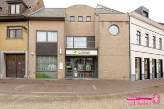 * Op een toplocatie gelegen pand met bewoonbare en werkbare oppervlakte in het centrum van Meulebeke.<br />* Perfect voor wie droomt van een eigen kantoor, winkel of vrij beroep.<br />* Commerciële ruimte: : kantoor van 94 m² met een mooie visibiliteit.<br />* Het woongedeelte : duplex appartement met een bewoonbare oppervlakte van 140 m².<br />* Voor investeerders : handelspand en woonst : twee entiteiten<br />* Gelijkvloers : kantoorruimte, - 2 etalages - keuken - toilet<br />* Duplex appartement : <br />- Gelijkvloers : afzonderlijke ingang - bergplaats (fietsen)<br /> - 1ste verdieping : toilet - open leefruimte met keuken - berging (wasplaats) - balkon (voorkant) - terras (achterkant)<br /> - 2de verdieping : nachthal - 2 slaapkamers - badkamer met toilet<br />* Verwarming : kantoor = accumulatie, appartement = aardgas<br />* EPC kantoorruimte : Label C - (0003871551-KNR-1)<br />* EPC appartement : 191Kwh(m²/jaar) - Label B - (00038715597-RES-1)<br />* Appartement is momenteel verhuurd<br />* Vg/Wg/Gvv/Gvkr/Gmo<br /><br /><br />