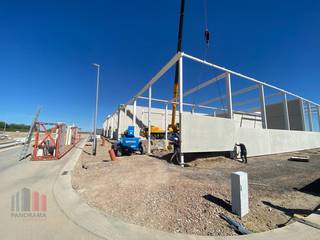 Unité PME de 955 m² stratégiquement située à vendre à Riemst.<br />Cette unité fait partie du tout nouveau parc PME « Op ’t Reeck », composé de 35 unités – un développement durable et de haute qualité à l’architecture moderne, situé dans un environnement verdoyant. L’emplacement offre une excellente accessibilité à proximité de l’E313 et de la N79, avec des connexions rapides vers Tongres, Maastricht et la frontière néerlandaise.<br /><br />L’unité PME casco est accessible via une porte sectionnelle avec une porte d’accès séparée et dispose d’une hauteur libre d’au moins 6 mètres. Comme l’unité est livrée casco, elle peut être entièrement aménagée selon les besoins spécifiques de votre entreprise. L’entrepôt est également équipé d’un sol en polybéton (capacité de charge de 1.000 kg/m²), d’un lanterneau avec exutoire de fumée, d’un système de détection incendie et de raccordements individuels aux utilities (eau et électricité – 80A).<br /><br />En outre, il est possible de prévoir une mezzanine supplémentaire de 109 m², sur demande, idéale pour des bureaux ou du stockage supplémentaire. La façade avant est équipée de grandes baies vitrées offrant un apport important de lumière naturelle. Pour l’unité A1, 11 places de parking privatives peuvent également être acquises.<br />Livraison prévue : T3 2026.<br /><br />Intéressé ou souhaitez-vous obtenir plus d’informations sur cette offre ?<br />Contactez PANORAMA B2B pour plus d’informations, les plans ou une visite sans engagement au +32 474 17 17 15.