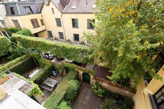 Gelegen in het hart van Antwerpen, biedt dit charmante huis een unieke woonervaring. Met een bewoonbare oppervlakte van 210m², verdeeld over...
