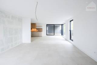 <strong>Gelegen in de dorpskern van Klein Vorst, biedt Residentie Quercus hedendaagse nieuwbouwappartementen met een hoogwaardige afwerking en een doordachte indeling. Comfortabel wonen wordt hier gecombineerd met een uitzonderlijk energiezuinig karakter dankzij een E-peil van E8 of lager, wat resulteert in een aangename woonomgeving en lagere verbruikskosten.</strong><br /><br /><strong>Appartement 2.3 </strong>bevindt zich op de tweede verdieping en combineert een doordachte indeling met hedendaags wooncomfort en een aangename woonbeleving. Met een bewoonbare oppervlakte van 111,20 m² en twee ruime slaapkamers is dit appartement ideaal voor koppels, alleenstaanden met extra ruimtebehoefte of wie op zoek is naar comfortabel en energiezuinig wonen.<br /><br />Via de inkomhal betreedt u de ruime en lichtrijke leefruimte, waar grote raampartijen zorgen voor een aangename lichtinval en een open gevoel. De open, volledig geïnstalleerde keuken sluit naadloos aan op de leefruimte. Vanuit de leefruimte heeft u toegang tot het overdekte terras, een echte meerwaarde waar u het hele jaar door kan genieten van rust en beschutting.<br /><br />Het appartement beschikt over twee comfortabele slaapkamers, die flexibel inzetbaar zijn als slaapkamer, bureau of hobbyruimte. De badkamer is modern en praktisch ingericht met een inloopdouche en een dubbele wastafel. Daarnaast is er een apart toilet en een handige berging/wasplaats.<br /><br />Ook de gemeenschappelijke voorzieningen verhogen het wooncomfort: een verzorgde gemeenschappelijke binnentuin biedt een rustige groene plek om even tot rust te komen, terwijl de gemeenschappelijke fietsenberging en de lift zorgen voor extra gebruiksgemak in het dagelijkse leven.<br /><br /><strong>Duurzaam en toekomstgericht wonen</strong><br />De appartementen voldoen aan de huidige strenge energienormen en behalen een E-peil van 8. Hierdoor geniet u de eerste 5 jaar van een vrijstelling van onroerende voorheffing (K.I.).<br />Elk appartement is uitgerust met:
<ul>
<li>zonnepanelen</li>
<li>vloerverwarming in alle ruimtes (via warmtepomp)</li>
<li>ventilatiesysteem type D</li>
</ul>
Deze technieken zorgen voor een energiezuinige en comfortabele woonomgeving, afgestemd op vandaag én morgen.<br /><br /><strong>Ligging</strong><br />Residentie Quercus combineert een rustige woonomgeving met een vlotte bereikbaarheid. Winkels, scholen, horeca en sportvoorzieningen liggen op wandelafstand. Bovendien zijn de omliggende steden eenvoudig bereikbaar dankzij de nabijheid van de E313.<br /><br /><strong>Parkeerplaatsen en bergingen</strong><br />Ondergrondse parkeerplaatsen en privatieve bergingen zijn niet inbegrepen in de prijs.<br />Deze kunnen afzonderlijk worden aangekocht vanaf € 22.600,00 (excl. btw en registratie).<br /><br /><br /><strong>Voelt dit als een plek waar u zich meteen thuis zou voelen?</strong><br />Neem dan gerust contact met ons op voor meer informatie of een bezoek ter plaatse via<br />info@sublimmo.be of 014 84 83 69.<br /><br />Wij nemen graag de tijd om alles rustig toe te lichten.