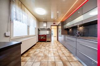 We Invest Liège et Sébastien vous proposent cette maison 3 chambres à rénover située à Alleur.Ce bien offre un beau potentiel pour celles et ceux qui...