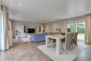 Kom en ontdek dit volledig gerenoveerde huis in Waregem.Deze woning met 4 slaapkamers en aangename tuin is gelegen in een rustige wijk op gunstige ligging nabij invalswegen te koop in Waregem.INDELINGGelijkvloers:Inkomhal met gastentoilet - lichtrijke leefruimte met zicht op de aangelegde tuin - ingerichte keuken met eiland - kamer 1 met douche - wasberging - aangelegde tuin met terras - dubbele garage1ste verdiep:Nachthal - kamer 2 - kamer 3 - kamer 4 - badkamer ( bad, wc, lavabo, douche)ALGEMENE INFO- Gunstig EPC- Dubbel glas - houten ramen- CV gas- Recent HR ketel (2jaar)* Eigendom wordt momenteel verhuurd.