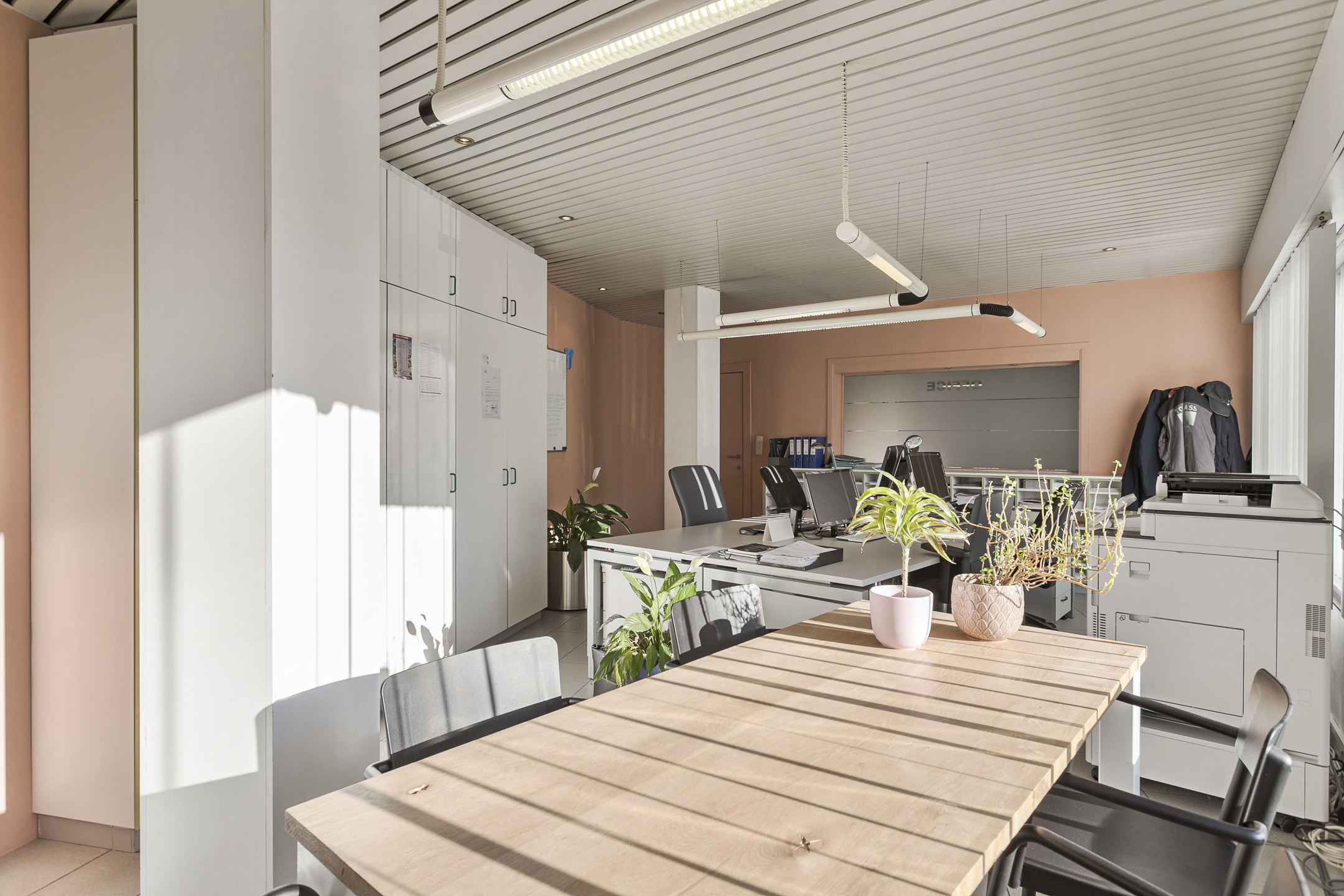 Magazijn met kantoorruimte, autostaanplaatsen en appartement - foto 5