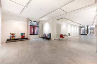 Op een centrale locatie, aan de binnenkort vernieuwde Paardenmarkt, in de historische binnenstad én luttele wandelminuten van het MAS en de Academie voor Schone Kunsten bevindt zich deze polyvalente handelsruimte (131m2). De vernieuwing van de Paardenmarkt zal de wandelstraat Lange Koepoortstraat verlengen via de Klapdorp. Een straat dat een mooie wandelverbinding zal maken tussen de leien en de historische binnenstad. <br />Een grote, hoge vitrine geeft toegang tot een ruime en lichte open ruimte. De hoge plafonds, met akoestische demping, in combinatie met de grote raampartijen voor- en achteraan versterken het ruimtelijke gevoel. De ruimte beschikt over een comfortabele keuken, geïntegreerd in de boekenkast, en een praktische bijkeuken. Het verplaatsbare barelement kan veelzijdig gebruikt worden. <br />De grote kelder (50m2) zorgt voor extra stockage. Er is tevens een sanitaire ruimte aanwezig. <br />Een ideale ruimte voor een galerij/expositieruimte of winkel, doch kan de ruimte eveneens dienst doen als kantoor.