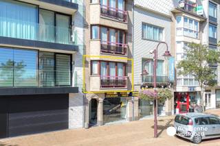 Ontdek dit aangename 2-slaapkamerappartement in het centrum van Wenduine, op wandelafstand van winkels, horeca, het strand en de zeedijk. Bij het binnenkomen wordt u verwelkomd in de inkomhal die toegang geeft tot de verschillende ruimtes van het appartement. <br /><br />De lichtrijke woonkamer vormt het hart van de woning en biedt een gezellige leefruimte met grote ramen die zorgen voor een aangename natuurlijke lichtinval. Aansluitend bevindt zich de volledig ingerichte keuken, voorzien van alle nodige toestellen voor dagelijks comfort.<br />Het appartement beschikt verder over twee slaapkamers, een badkamer uitgerust met een dubbel lavabomeubel en ligbad met douchevoorziening, een afzonderlijk toilet en een praktische berging met aansluiting voor een wasmachine. <br /><br />Een absolute troef van deze eigendom is zonder twijfel het ruime en zonnige terras van 17,54 m². <br /><br />Gebouwd in 1991 en voorzien van elektrische verwarming, biedt dit appartement een uitstekende opportuniteit voor wie op zoek is naar een vaste woonplaats, een tweede verblijf aan de kust of een interessante investering. Een verzorgde eigendom met een uitstekende ligging en een heerlijk terras, ideaal voor wie wil genieten van het leven aan zee in het charmante Wenduine.<br /><br />EPC: 281 kWh/m² - Label C
