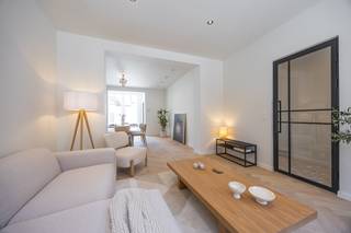 Luxe gezinswoning met 5 slaapkamers, 2 badkamers en gezellige stadstuin te Nieuwpoort. In het historische hart van Nieuwpoort-Stad, op wandelafstand van de sfeervolle Kaai, winkels, restaurants en dagelijkse voorzieningen, bevindt zich deze stijlvol gerenoveerde woning. Bovendien liggen de zee, het strand en de jachthaven op slechts enkele minuten fietsen, waardoor deze eigendom zowel ideaal is als vaste gezinswoning als voor wie op zoek is naar een ruim en comfortabel tweede verblijf.<br />De luxe woning werd volledig gerenoveerd en geïsoleerd en biedt een verrassend ruime indeling over drie verdiepingen.<br />Op het gelijkvloers geniet u van een ruime en lichtrijke leefruimte, een luxueuze maatkeuken uitgerust met Siemens-toestellen, een afzonderlijk gastentoilet en een grote was- en bergruimte. Vanuit de leefruimte heeft u rechtstreeks toegang tot de gezellige stadstuin.<br />De bovenverdiepingen omvatten maar liefst vijf volwaardige slaapkamers, twee stijlvolle badkamers en twee extra afzonderlijke toiletten. Dankzij de doordachte renovatie, de vele raampartijen en de kwalitatieve afwerking geniet de woning in elke ruimte van een aangename lichtinval en een hedendaagse uitstraling.<br />Ook op technisch vlak scoort deze woning uitstekend met een EPC B, conforme elektriciteit en een asbestveilig attest.<br />Troeven:<br />• Topligging in het centrum van Nieuwpoort<br />• Volledig luxueus gerenoveerd en geïsoleerd<br />• 5 ruime slaapkamers<br />• 2 luxueuze badkamers<br />• 3 afzonderlijke toiletten<br />• Luxe maatkeuken met Siemens-toestellen<br />• Grote was- en bergruimte<br />• Gezellige west-gerichte stadstuin<br />• Conforme elektriciteit<br />• Asbestveilig<br />• EPC B<br />Ben je op zoek naar een luxueus gerenoveerde, ruime gezinswoning waar comfort, energiezuinigheid en een uitstekende ligging hand in hand gaan, contacteer ons voor een bezoek.
