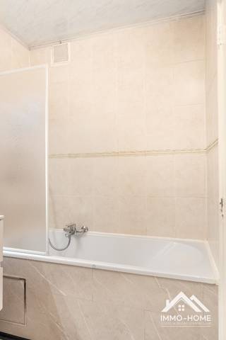 Dit is een vanafprijs!! Dit opgeknapte en dus instapklare appartement is gelegen op het gelijkvloers van het complex, dat in zijn geheel een verzorgde en goed onderhouden uitstraling biedt. Het pand bestaat uit een centrale gang (met ingemaakte vestiaire) die alle ruimtes met elkaar in verbinding stelt. Te beginnen met een riante leefruimte met veel lichtinval, en de net ernaast gelegen keuken. De twee mooie slaapkamers bevinden zich verderop, net als de badkamer met ligbad en een apart toilet. Bij het pand hoort eveneens een eigen bergruimte in de kelder. Het appartement is gelegen in een heel aangename leefomgeving en vlakbij het Rivierenhof, een van de grote groene longen van Antwerpen. Alle ramen beschikken bovendien over elektrische rolluiken. Appartement met B label en conforme electriciteit! Inschrijven via mail voor bezoekmoment naar info@immo-home.be, geen telefonische inschrijvingen! Volg ons op Fb en Insta. Voor meer info: www.immo-home.be. GRATIS SCHATTING & GRATIS FINANCIEEL ADVIES