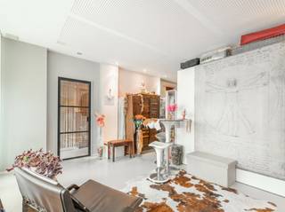 Dit appartement op het gelijkvloers, gelegen in het centrum van Oostrozebeke, biedt een uitstekende combinatie van commerciële en residentiële mogelijkheden. Momenteel wordt het pand ingericht en gebruikt als appartement, maar dankzij de praktische indeling is het perfect geschikt als handelszaak, praktijkruimte, kantoor of vrij beroep.<br /><br />Bij het betreden van het pand komt u terecht in een inkomhal met aansluitend een gang. Rechts bevindt zich een zeer ruime open ruimte met grote etalage, wat zorgt voor veel natuurlijke lichtinval en een uitstekende visibiliteit. Deze ruimte kan perfect ingericht worden als handelsruimte, praktijk of kantoor, maar kan evengoed dienst doen als leefruimte met slaapkamer indien gewenst.<br /><br />Verder beschikt het pand over een badkamer, uitgerust met een lavabo en douche. Achteraan bevindt zich een afzonderlijke, afsluitbare ruimte die momenteel is ingericht als eetplaats met salonhoek en een kitchenette. <br /><br />Achteraan is er bovendien een gezellig koertje met uitweg, wat een extra troef vormt.<br /><br />Extra troef: een garage is optioneel bij aan te kopen voor €30.000.<br /><br />Dankzij de centrale ligging, de grote etalage en de flexibele indeling biedt dit pand tal van mogelijkheden voor zowel ondernemers als investeerders. Contacteer ons vandaag nog voor een bezoek!